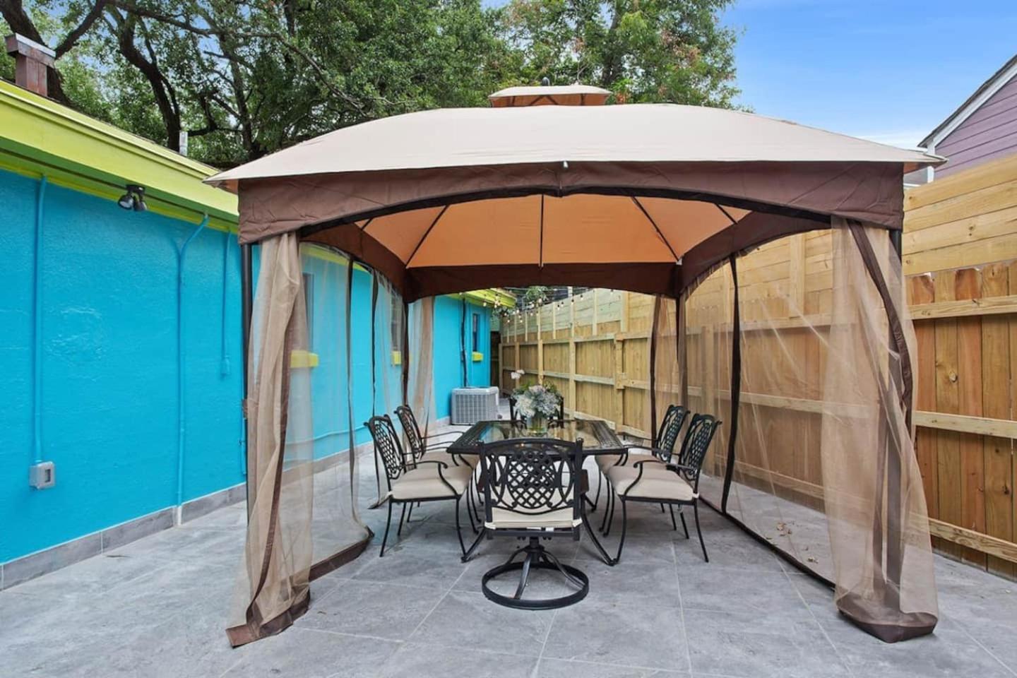 Charming French Quarter Hideaway With Private Patio Holiday home *